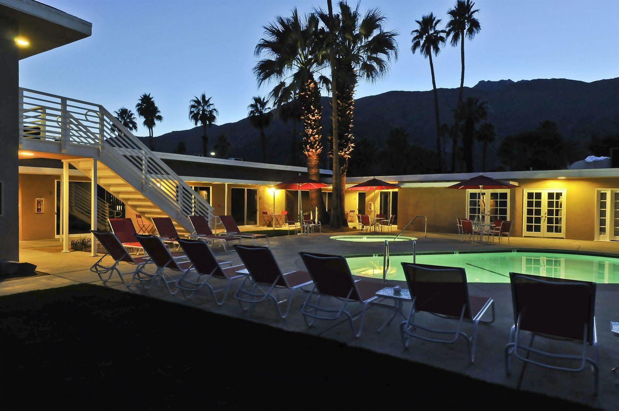 Bearfoot Inn - Clothing Optional Hotel For Gay Men Palm Springs Exteriör bild